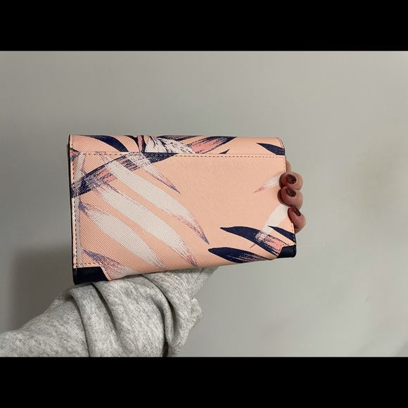 Guess Clutch - Picture 2 of 3